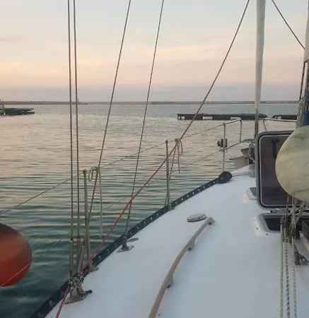 Quo Vadis Yacht Úszó hotel