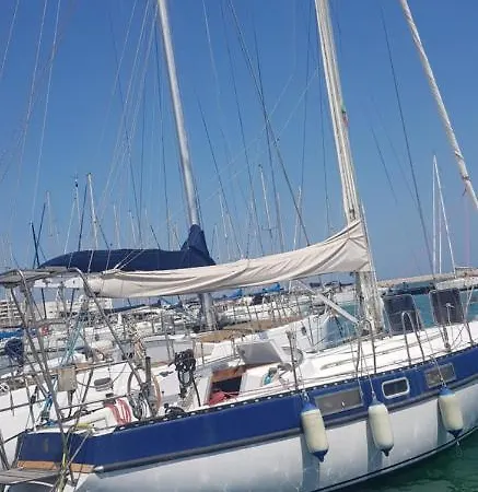Quo Vadis Yacht Hotel en barco Bari