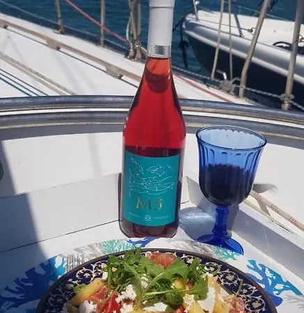 Quo Vadis Yacht Úszó hotel *
