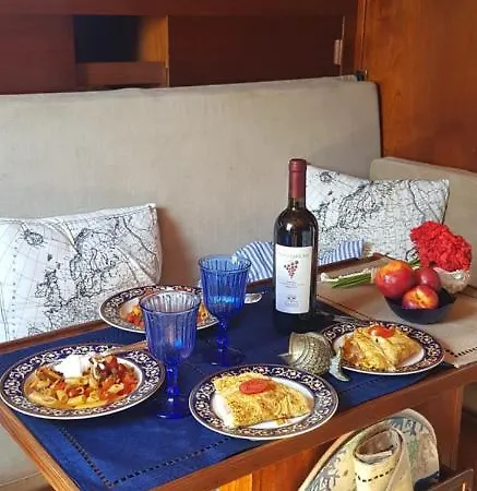 Quo Vadis Yacht Hotel en barco Bari